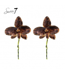 Modieuze bruine bloemen oorbellen en een groene steel