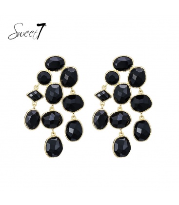 Zwarte oorbellen met gelaagde opbouw en goudkleurige omlijsting