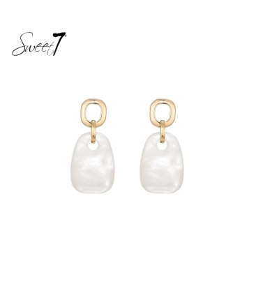 Witte oorbellen met een goudkleurig element