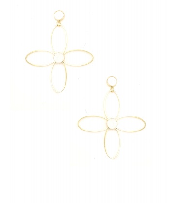 Oorbel in open bloemenvorm met goudkleurige lijnen en een wit hart