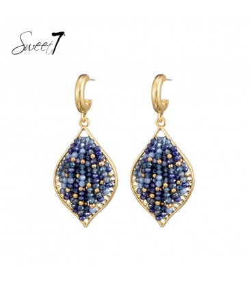 Oorbellen met blauwe kralen en goudkleurige omlijsting