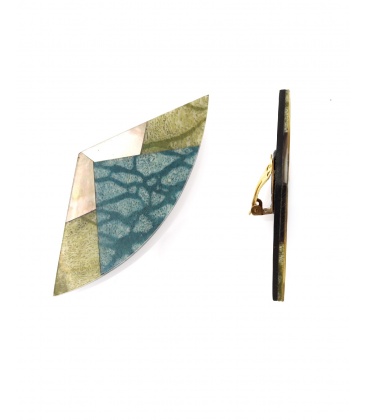 Oorclips met abstract design in natuurlijke groene kleuren