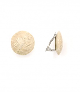 Oorclips beige tint met schelptextuur