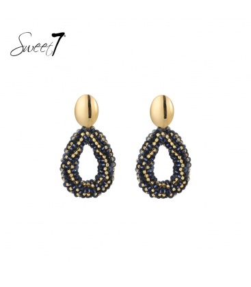 Oorbel met goudkleurige knop en blauwe glas kralen