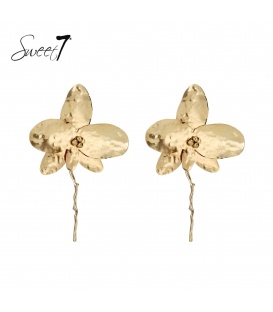 Goudkleurige bloemen oorbellen met een gehamerd motief