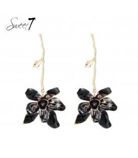 Oorbellen met zwarte bloemen en goudkleurig takje