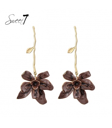 Oorbellen bruine bloemen en een goudkleurige stengel