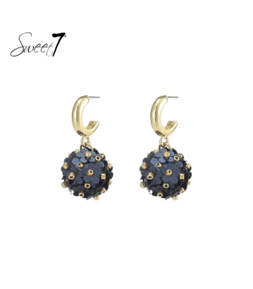 Oorbellen met blauwe bol en een goudkleurig oor stukje