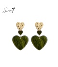 Groen oorbellen in hart vorm en een goudkleurig gehamerd hart
