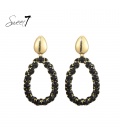 Oorbellen met zwarte kristallen steentjes en een goudkleurige afwerking