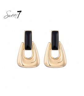 Oorbellen met langwerpige zwarte steen en goudkleurige hanger