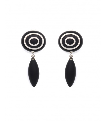 Oorclips zwart met opvallende vormen