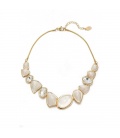 Goudkleurige halsketting met witte geharsde elementen en glas stenen