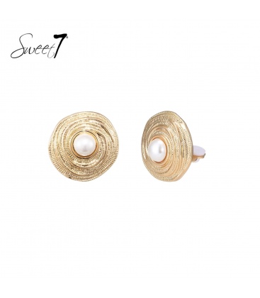 Goudkleurige oorclips met structuur en een pareltje
