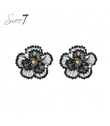 Oorbellen zwart met draadstructuur met bloemdesign en goudkleurige kern