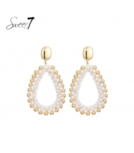 Oorbellen wit met parel kralen en goudkleurige bolletjes rondom