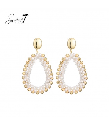 Oorbellen wit met parel kralen en goudkleurige bolletjes rondom