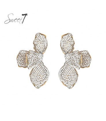 Oorbellen goudkleurig met bladvorm en volledig heldere kristallen