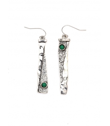 Oorbellen zilverkleurig met bewerkte textuur en een groen steentje