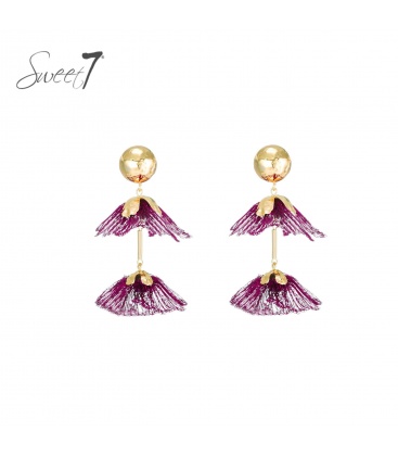 Oorbellen roze met trendy kwastjes en goudkleurige bolsluiting