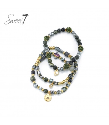 Armband groen gekleurde natuurstenen kralen en goudkleurige accenten