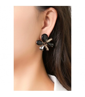 Oorclips met zwarte glas steentjes en bloemvorm