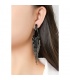 Oorclips met lange zwarte kristallen strengen