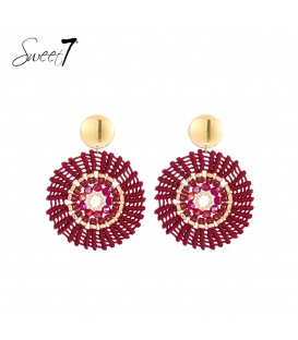 Oorbellen met dieprood geweven design en goudkleurige accenten