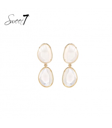 Oorbellen met beige cat eye steen en een goudkleurige rand