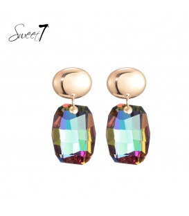 Oorbellen met regenboogkleurige facetsteen en goudkleurig oor stukje