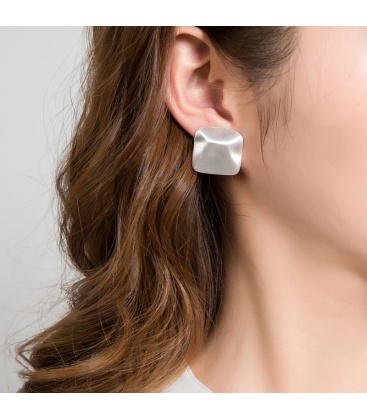 Goudkleurige vierkante gematteerde oorclips van Belle Miss