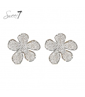 Oorbellen met glanzende bloemblaadjes gevuld met kristallen steentjes