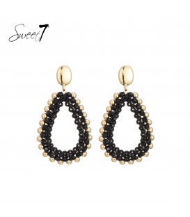 Oorbellen met zwarte kralen en goudkleurige bolletjes langs de rand