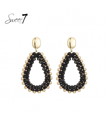 Oorbellen met zwarte kralen en goudkleurige bolletjes langs de rand
