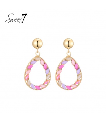 Oorbellen met roze en lila blaadjes en goudkleurige omlijsting