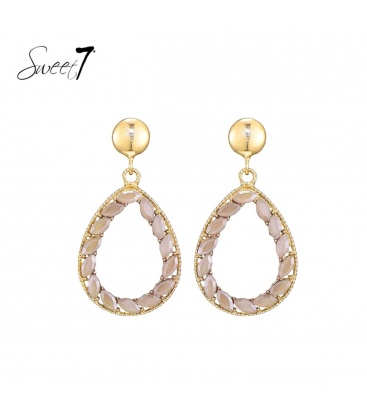 Oorbellen goudkleurig met beige steentjes en een ovale hanger