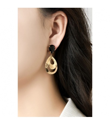 Oorclips met goudkleurige lagen en groene kristalsteen