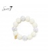 Armband met witte kralen en een goudkleurig hartje
