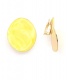 Oorclips geel met een vrolijke uitstraling 