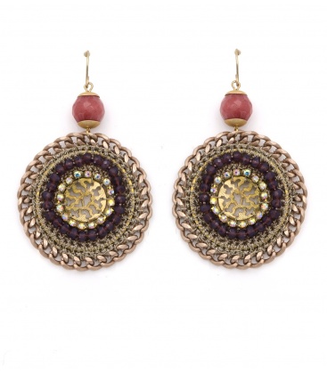 Oorbellen goudkleurig in ronde vorm met een roze kraal