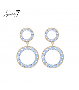 Oorbellen met lichtblauwe stenen in goudkleurige setting