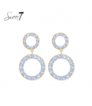 Oorbellen met lichtblauwe stenen in goudkleurige setting