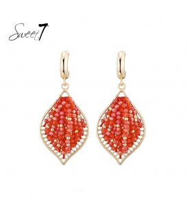 Oorbel met rode kralen en goudkleurig omlijsting