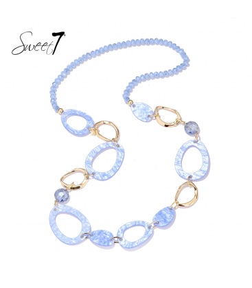 Halsketting met ijsblauwe kralen en goudkleurige schakels