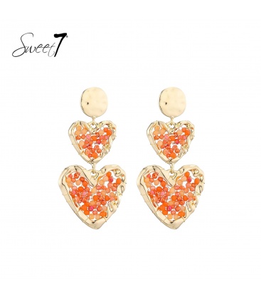Oorbellen met rood, oranje kralen en goudkleurige hartvorm