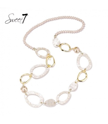 Halsketting beige met neutrale kralen en ovale vormen