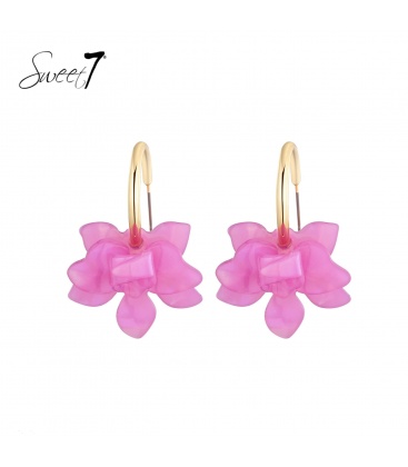 Oorbellen roze met bloemblaadjes en goudkleurige detail