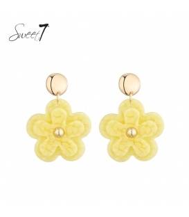 Oorbellen geel in bloemvorm met een goudkleurig oor knopje