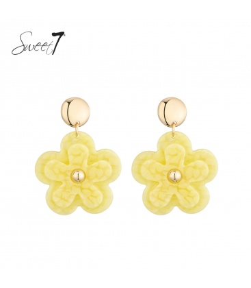 Oorbellen geel in bloemvorm met een goudkleurig oor knopje