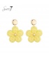 Oorbellen geel in bloemvorm met een goudkleurig oor knopje